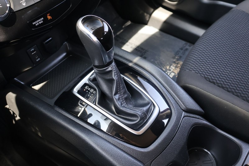 Nissan Rogue Sport Vehicle Full-screen Gallery Image 29