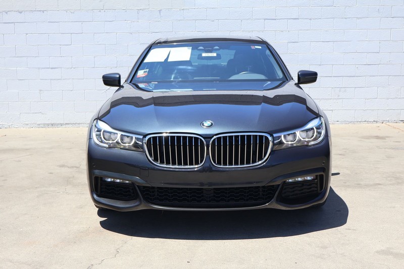 BMW 7 Series Vehicle Full-screen Gallery Image 02