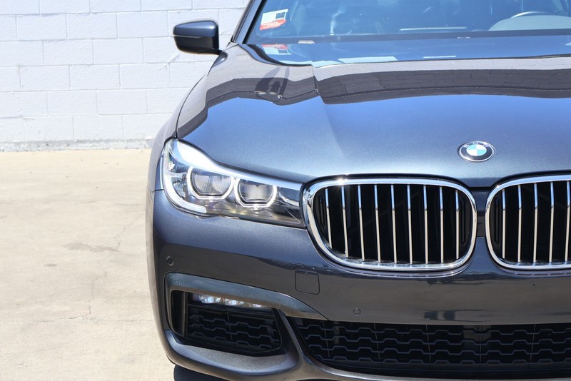 BMW 7 Series Vehicle Full-screen Gallery Image 03