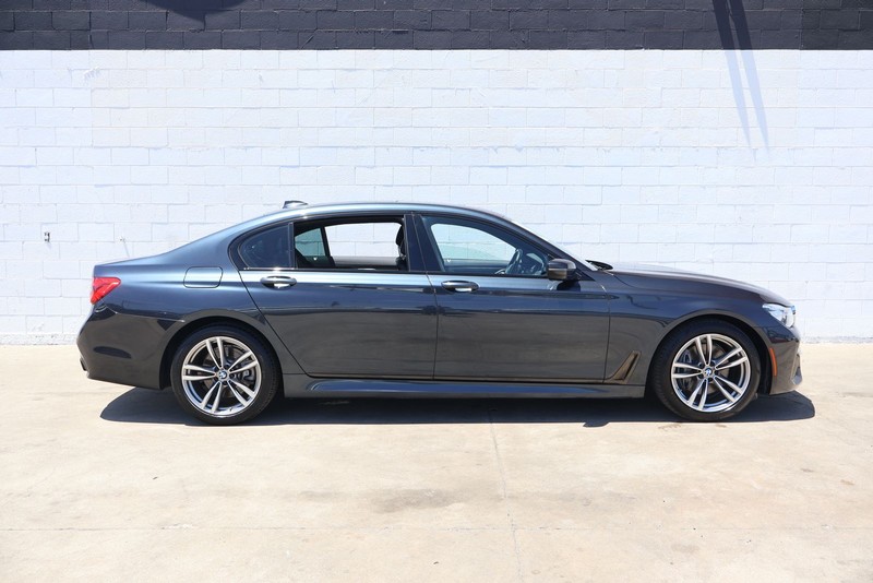 BMW 7 Series Vehicle Full-screen Gallery Image 04