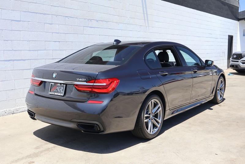 BMW 7 Series Vehicle Full-screen Gallery Image 05