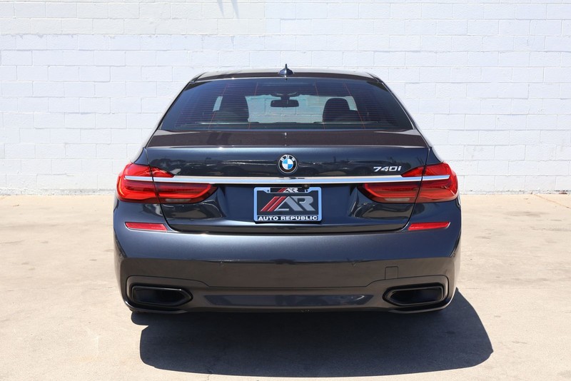 BMW 7 Series Vehicle Full-screen Gallery Image 06