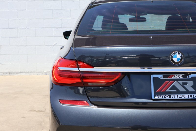 BMW 7 Series Vehicle Full-screen Gallery Image 07
