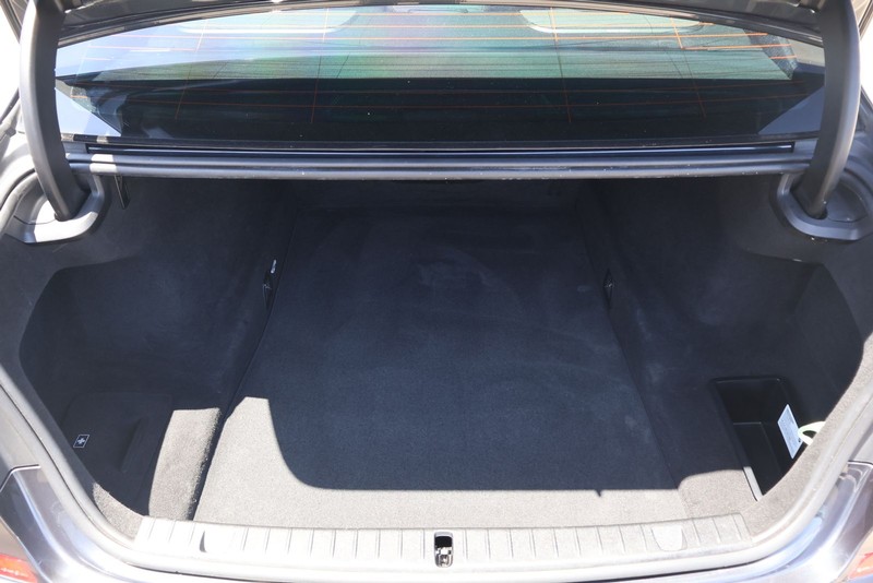 BMW 7 Series Vehicle Full-screen Gallery Image 08