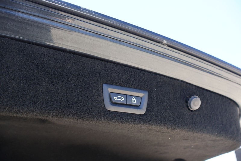 BMW 7 Series Vehicle Full-screen Gallery Image 09