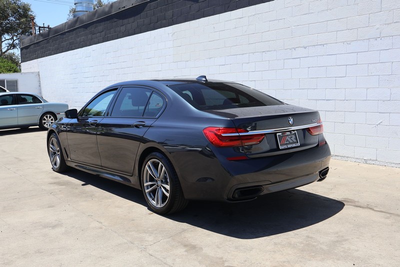 BMW 7 Series Vehicle Full-screen Gallery Image 10