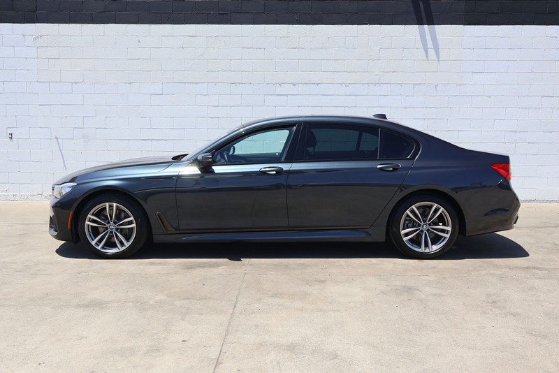 BMW 7 Series Vehicle Full-screen Gallery Image 11