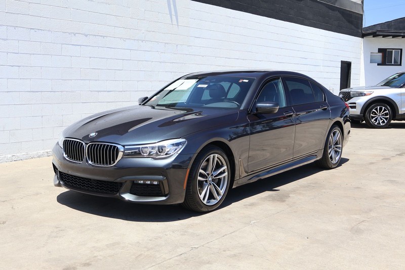 BMW 7 Series Vehicle Full-screen Gallery Image 12