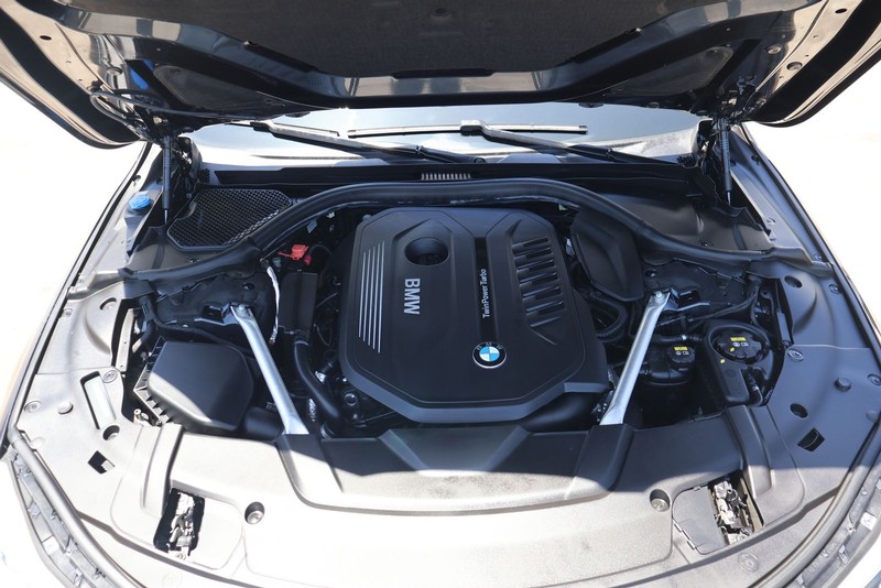 BMW 7 Series Vehicle Full-screen Gallery Image 13