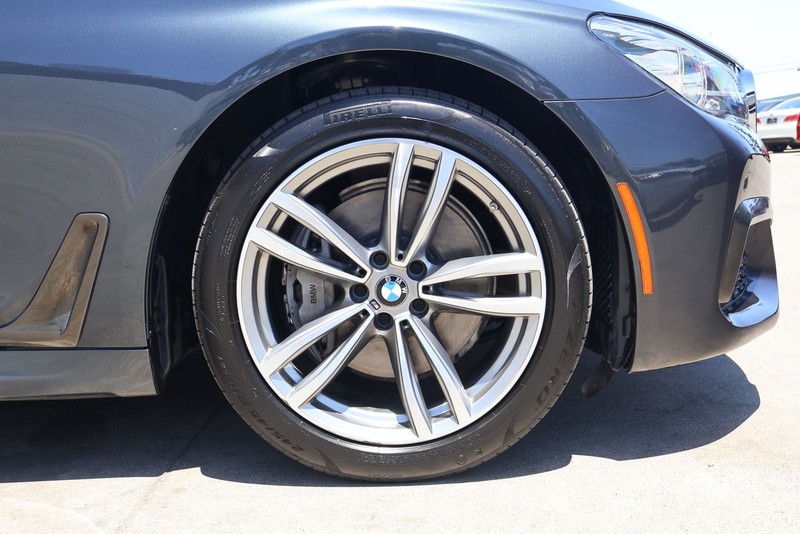 BMW 7 Series Vehicle Full-screen Gallery Image 14