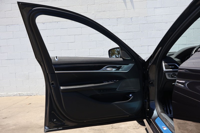 BMW 7 Series Vehicle Full-screen Gallery Image 15