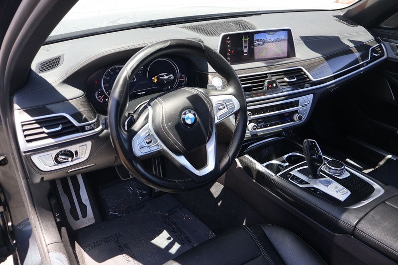BMW 7 Series Vehicle Full-screen Gallery Image 16