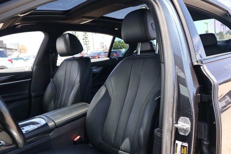 BMW 7 Series Vehicle Full-screen Gallery Image 17