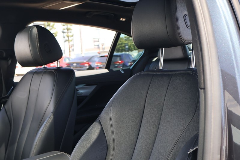 BMW 7 Series Vehicle Full-screen Gallery Image 18