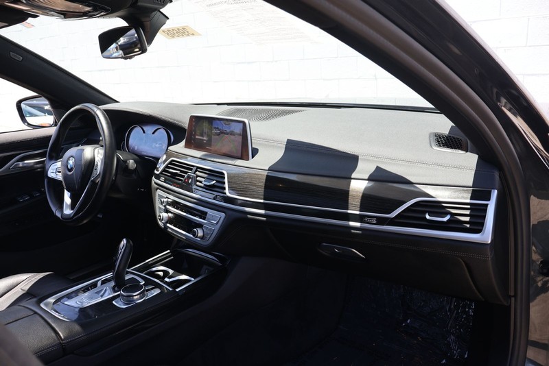 BMW 7 Series Vehicle Full-screen Gallery Image 19