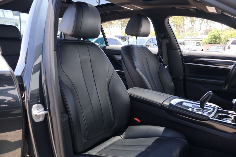 BMW 7 Series Vehicle Full-screen Gallery Image 20
