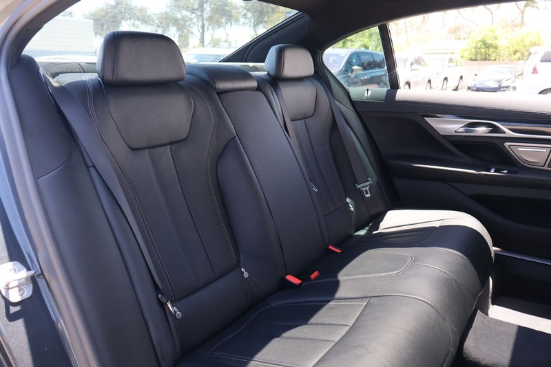 BMW 7 Series Vehicle Full-screen Gallery Image 21