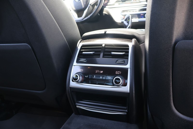 BMW 7 Series Vehicle Full-screen Gallery Image 22