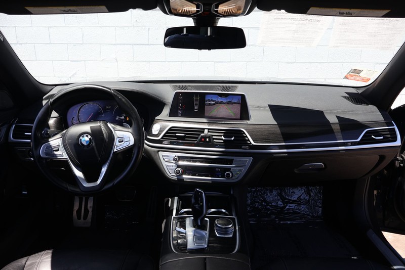 BMW 7 Series Vehicle Full-screen Gallery Image 23