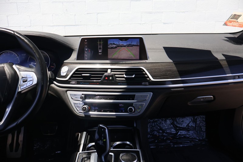 BMW 7 Series Vehicle Full-screen Gallery Image 24