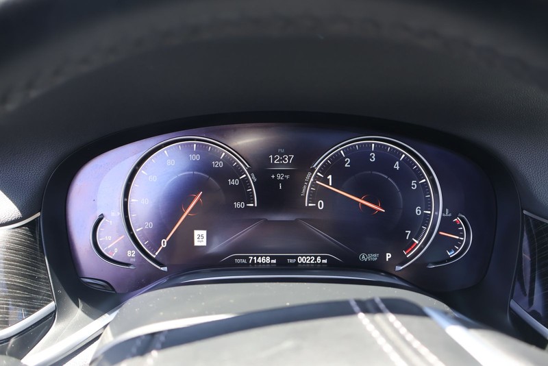 BMW 7 Series Vehicle Full-screen Gallery Image 25