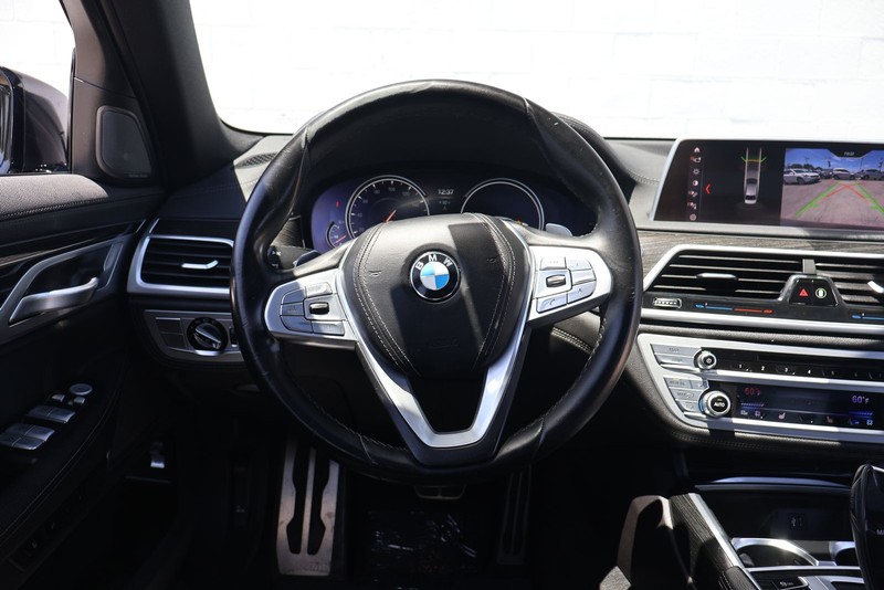 BMW 7 Series Vehicle Full-screen Gallery Image 26