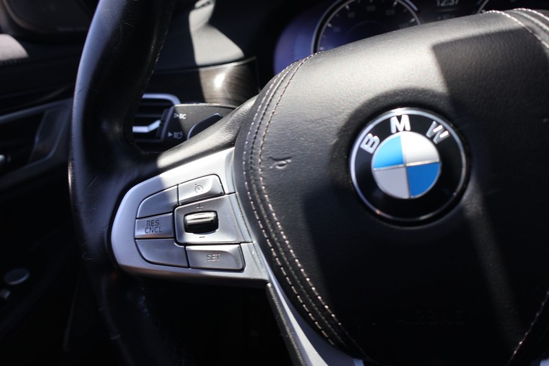 BMW 7 Series Vehicle Full-screen Gallery Image 27