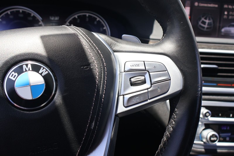 BMW 7 Series Vehicle Full-screen Gallery Image 28