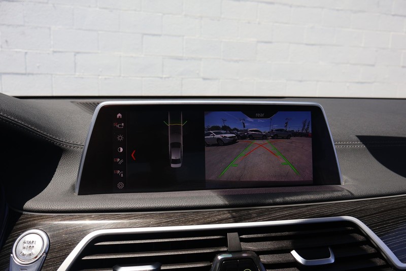 BMW 7 Series Vehicle Full-screen Gallery Image 29