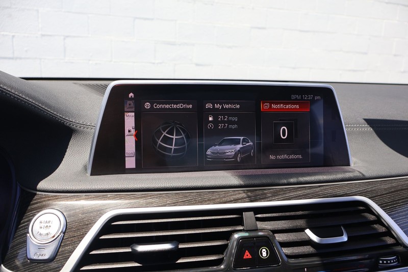 BMW 7 Series Vehicle Full-screen Gallery Image 30