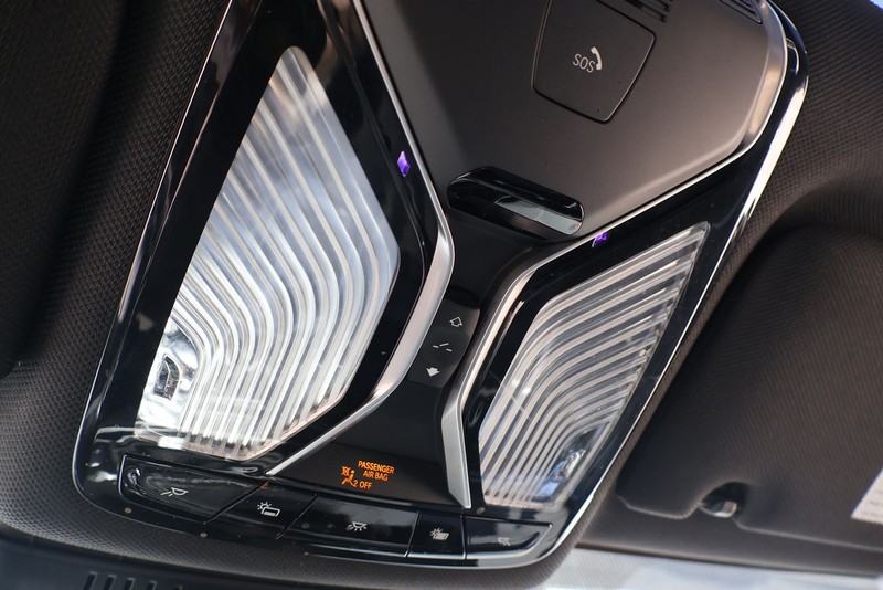 BMW 7 Series Vehicle Full-screen Gallery Image 31