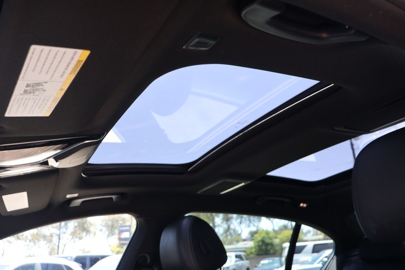 BMW 7 Series Vehicle Full-screen Gallery Image 32