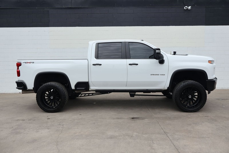 Chevrolet Silverado 2500HD Vehicle Full-screen Gallery Image 01