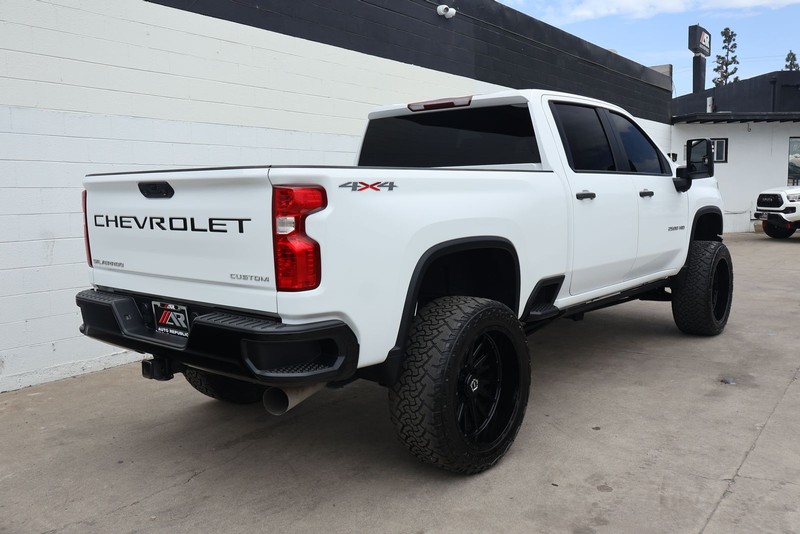 Chevrolet Silverado 2500HD Vehicle Full-screen Gallery Image 05