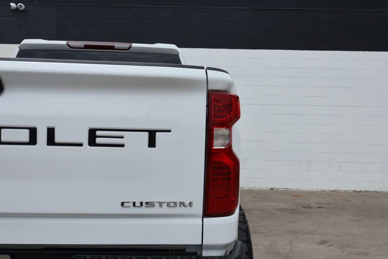 Chevrolet Silverado 2500HD Vehicle Full-screen Gallery Image 07