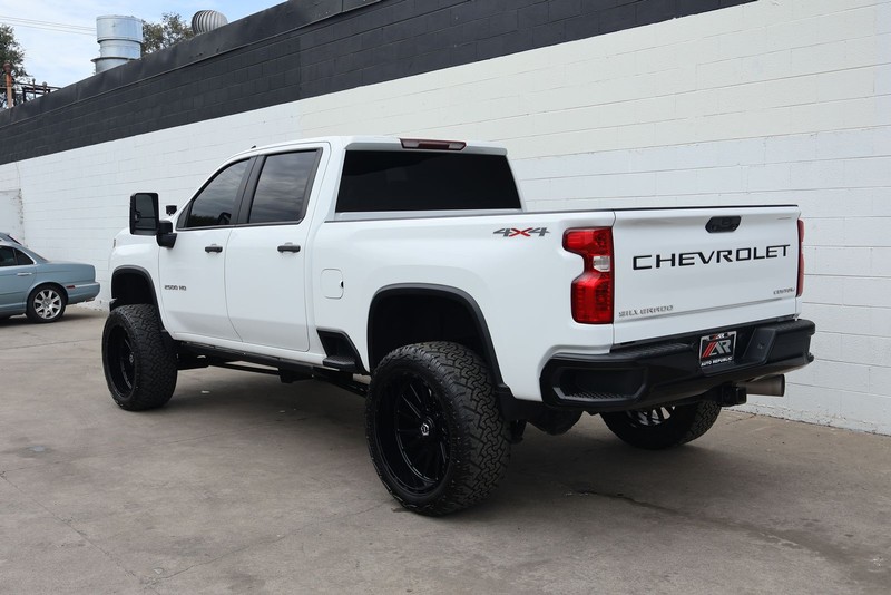 Chevrolet Silverado 2500HD Vehicle Full-screen Gallery Image 11