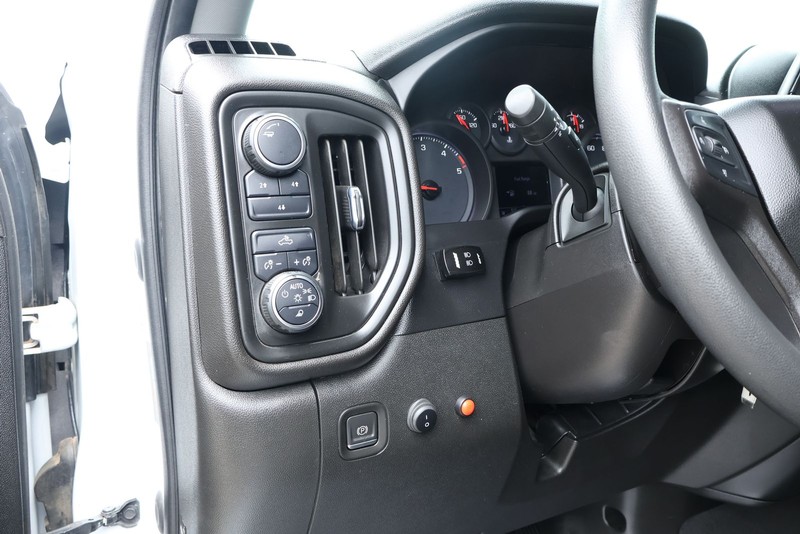 Chevrolet Silverado 2500HD Vehicle Full-screen Gallery Image 24