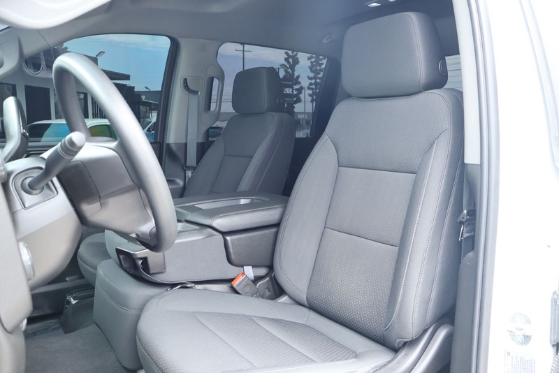 Chevrolet Silverado 2500HD Vehicle Full-screen Gallery Image 25