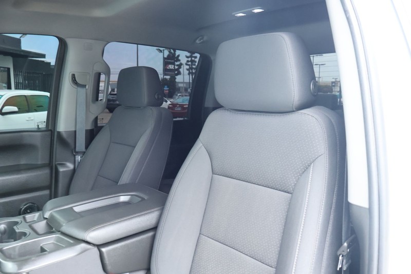 Chevrolet Silverado 2500HD Vehicle Full-screen Gallery Image 26