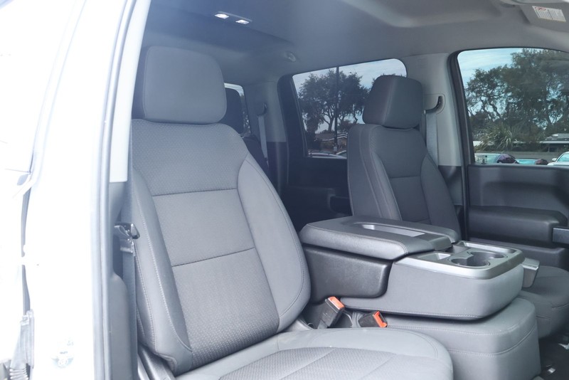 Chevrolet Silverado 2500HD Vehicle Full-screen Gallery Image 28
