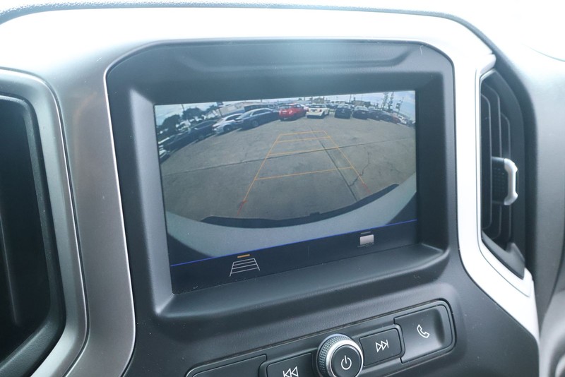 Chevrolet Silverado 2500HD Vehicle Full-screen Gallery Image 36