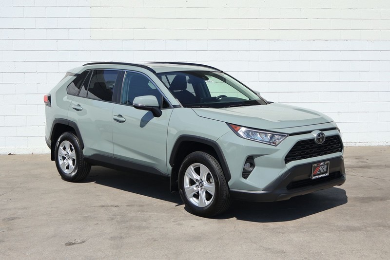 Toyota RAV4 Vehicle Full-screen Gallery Image 01