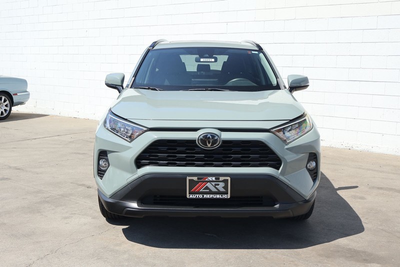 Toyota RAV4 Vehicle Full-screen Gallery Image 02