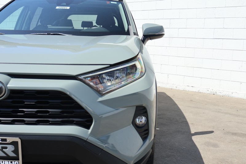 Toyota RAV4 Vehicle Full-screen Gallery Image 03
