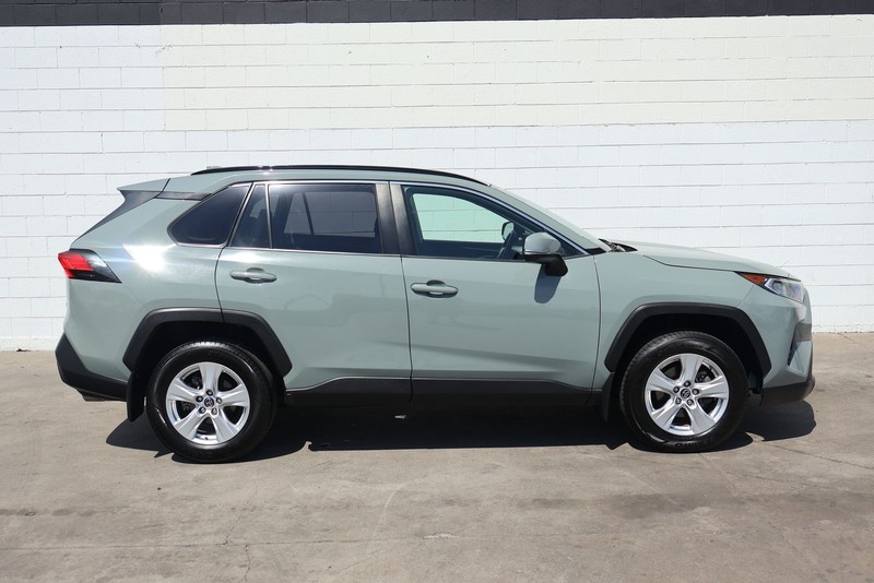 Toyota RAV4 Vehicle Full-screen Gallery Image 04