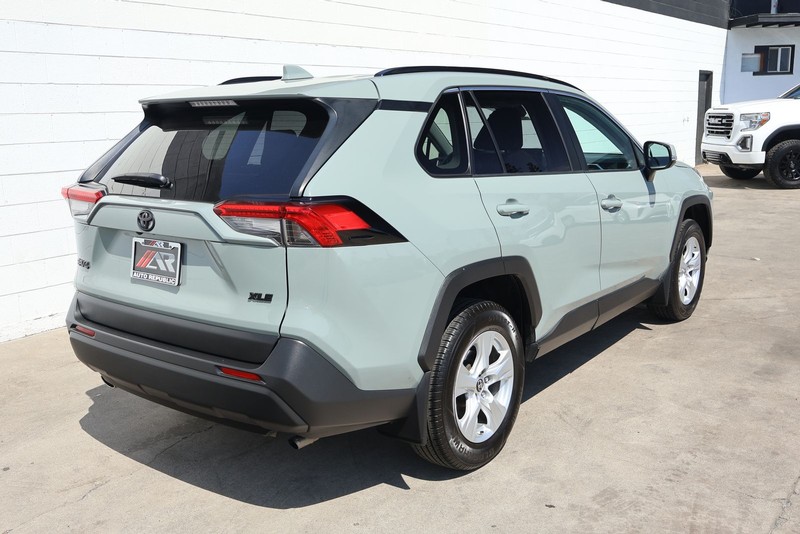 Toyota RAV4 Vehicle Full-screen Gallery Image 05