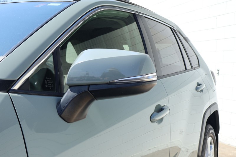 Toyota RAV4 Vehicle Full-screen Gallery Image 11