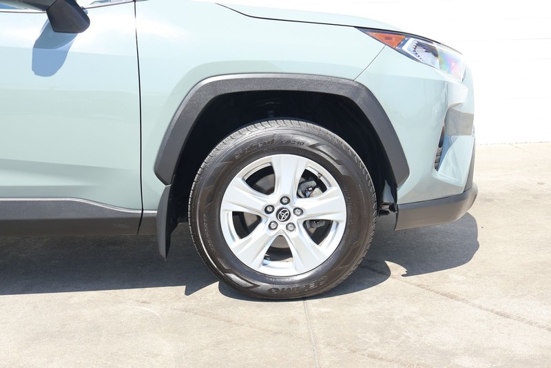 Toyota RAV4 Vehicle Full-screen Gallery Image 13