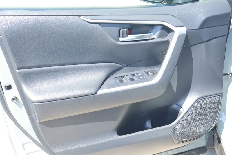 Toyota RAV4 Vehicle Full-screen Gallery Image 14