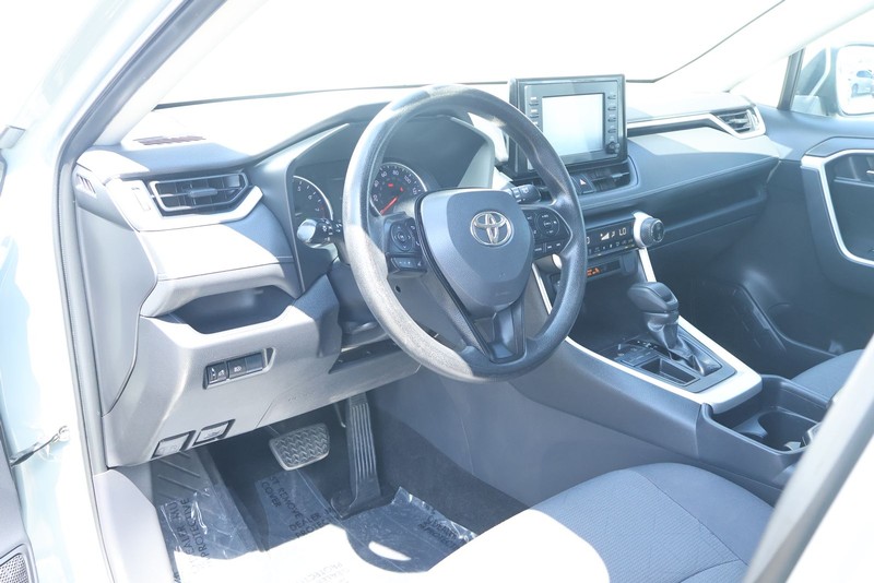Toyota RAV4 Vehicle Full-screen Gallery Image 15